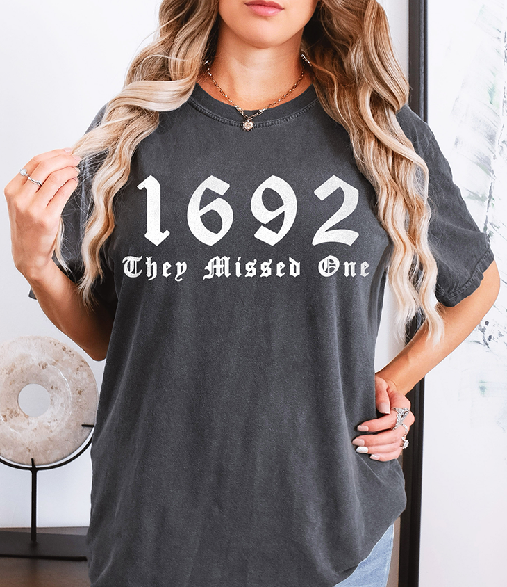 Unisex COMFORT COLORS T-shirt 1692 The Missed One Salem Witch